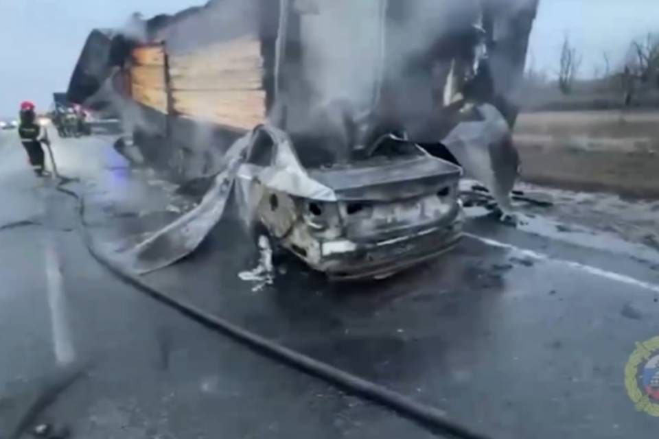 Под Волгоградом в ДТП с грузовиком погибли три человека