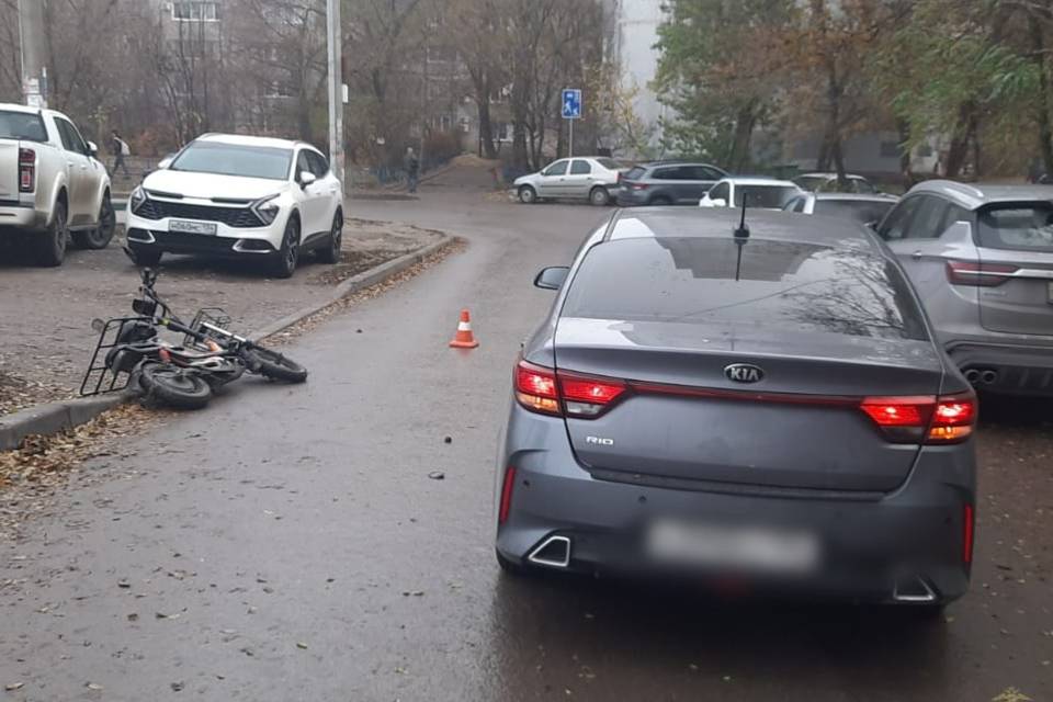 В центре Волгограда столкнулись «Киа Рио» и электровелосипед