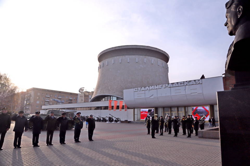 В Волгограде делегация ОДКБ возложила цветы к памятнику Сталину