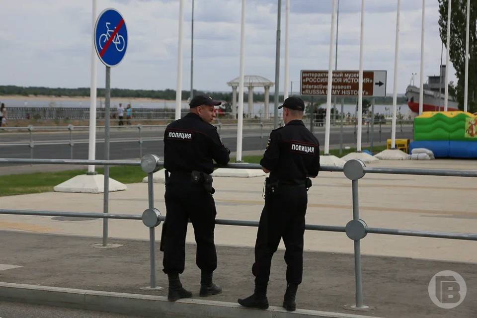 Трое подростков с игрушечным пистолетом избили людей под Волгоградом