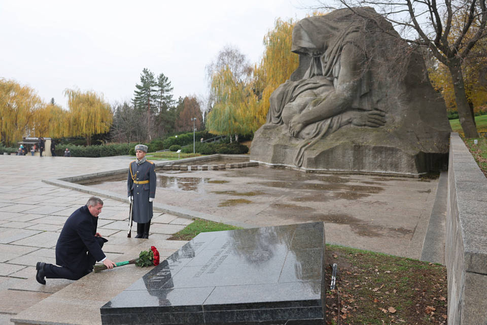 Андрей Бочаров возложил цветы на Мамаевом кургане в памятную дату