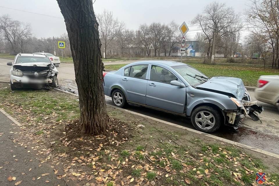 В Волжском «Чери» столкнулся с «Рено Логан»