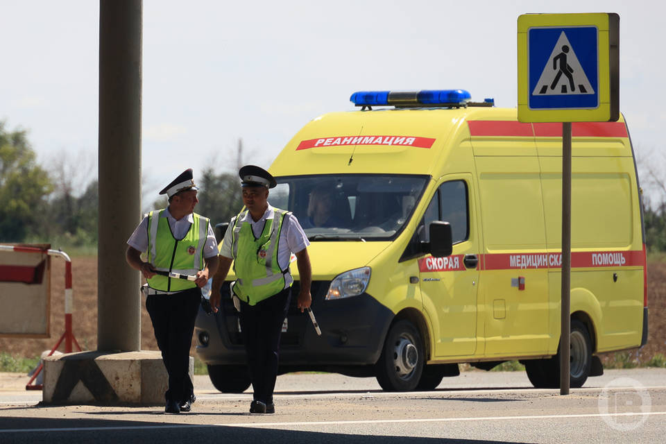 В Волгограде столкнулись две иномарки, одна из них вылетела в кювет