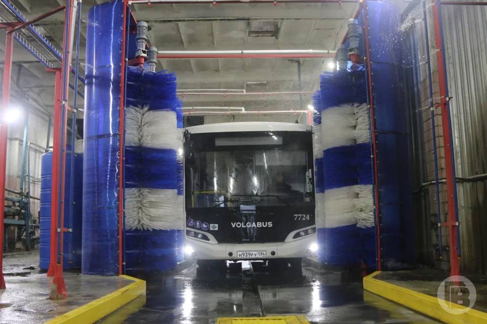 Муниципальный транспорт Волгограда ежедневно проходит влажную уборку