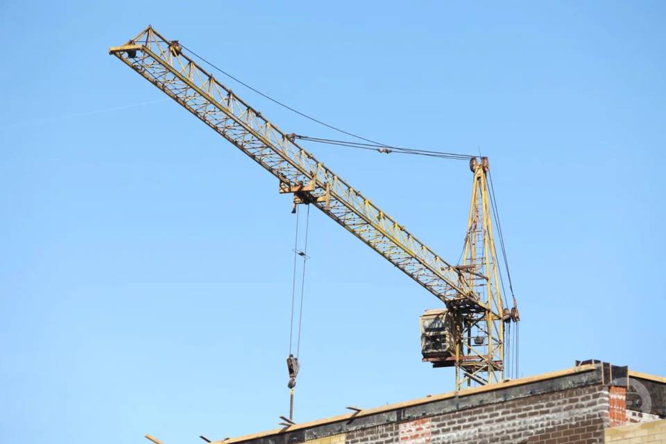 Кран рухнул на стройке в Волгограде: пострадали двое