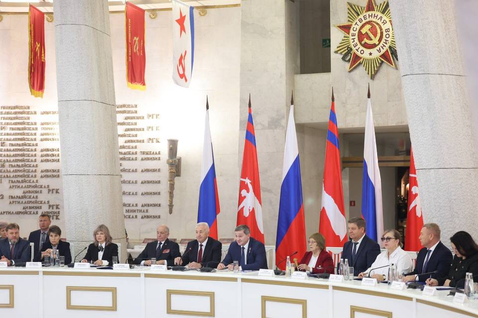 Губернатор Бочаров предложил поддержать Александра Блошкина на пост главы совета ветеранов