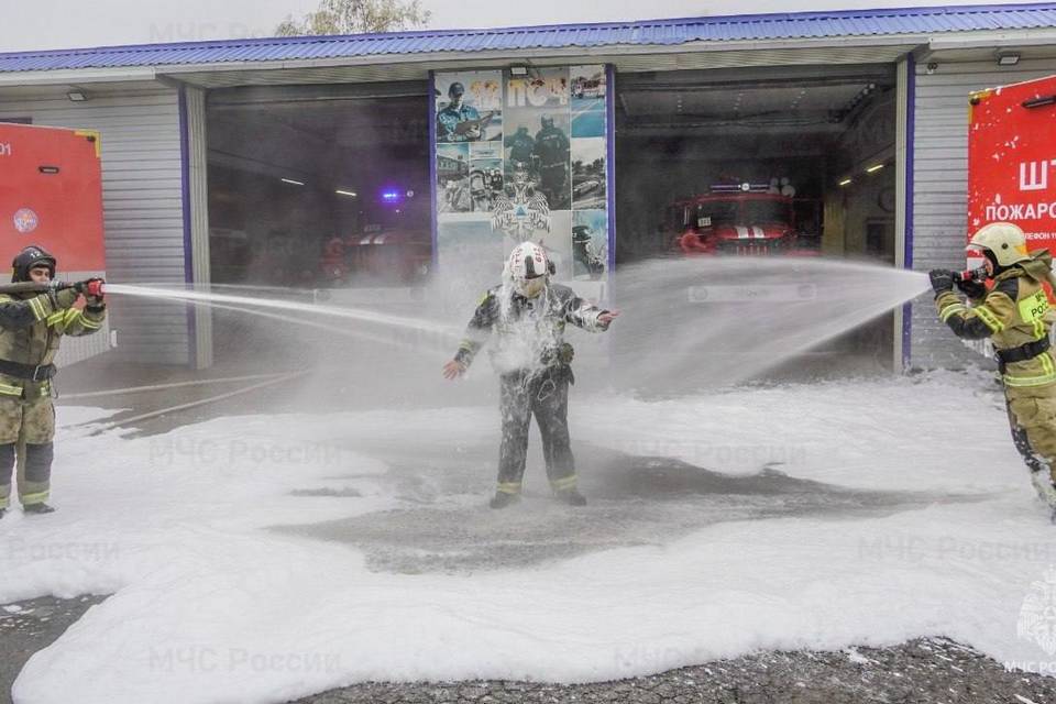 Начальника пожарно-спасательной части обдали пеной и водой в Волгограде