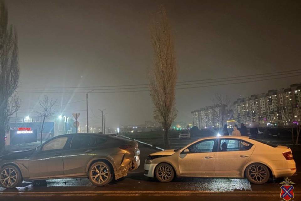 Skoda протаранила BMW в Волжском, два человека в больнице