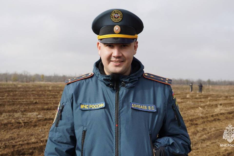 Сотрудник МЧС потушил горящую фуру под Волгоградом