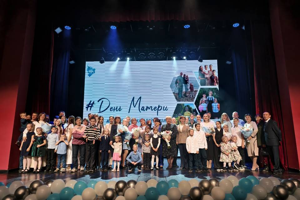 В Волгограде многодетных мам наградили почетным знаком губернатора