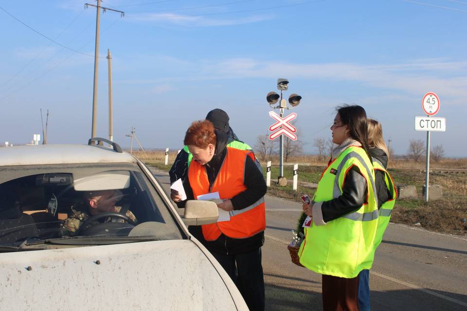 Волгоградским водителям напомнили о правилах пересечения железнодорожных переездов