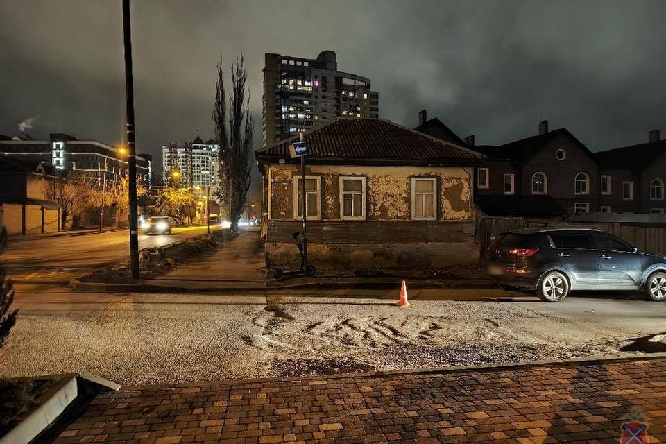 Иномарка врезалась в дом в Волгограде