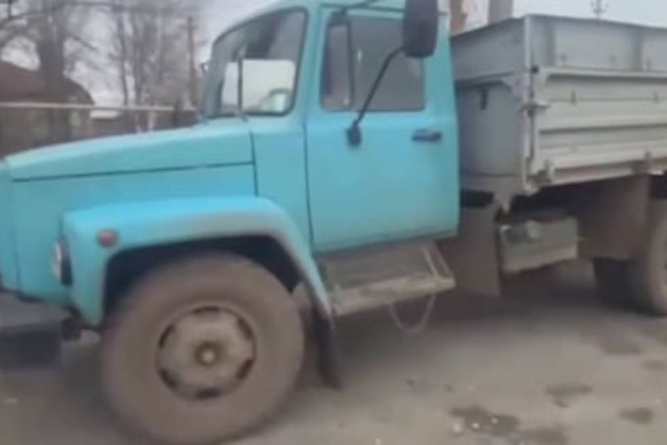 Волгоградец катался на грузовике с поддельными правами
