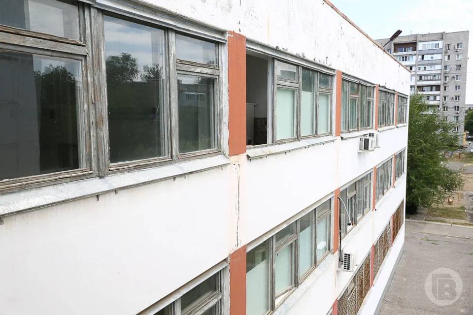 В Волгограде службы проверяют квартиры с выбитыми окнами после БПЛА