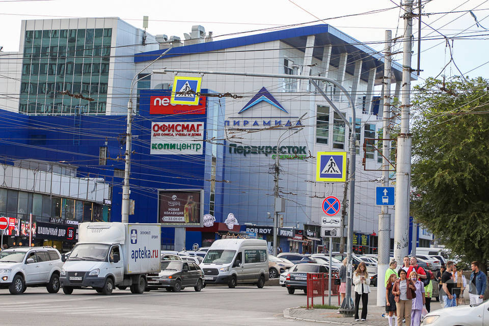 В Волгограде на парковке у «Пирамиды» вспыхнула машина