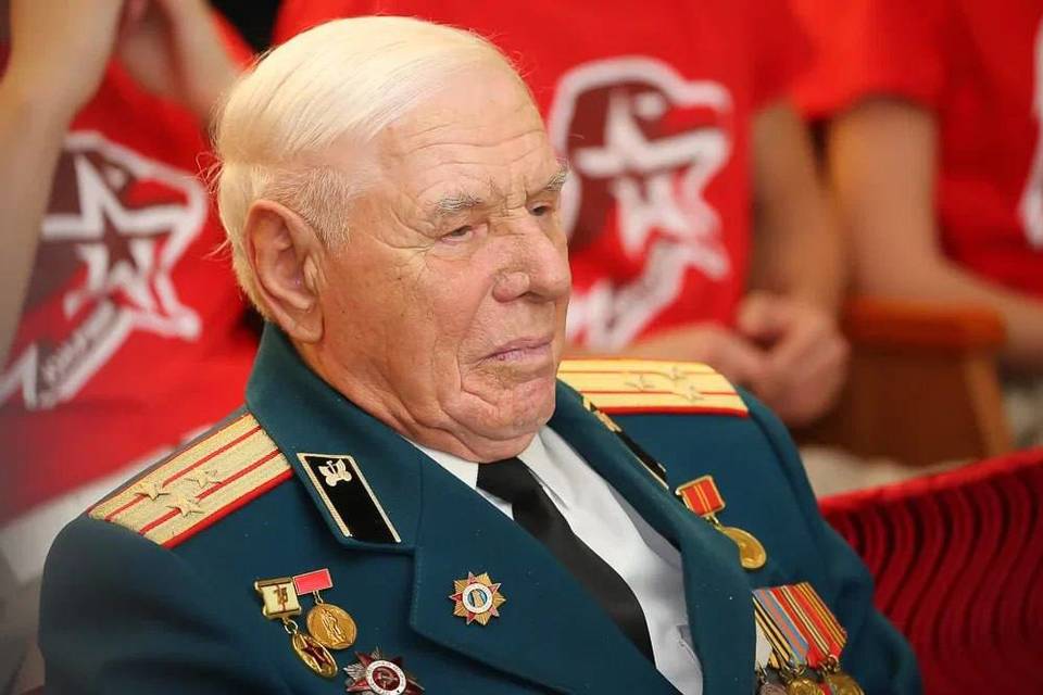 Глава Волгограда  Владимир Марченко поздравил ветерана Виктора Шестеля со 100-летием