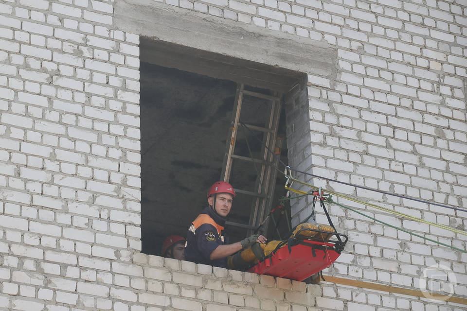 Мужчина и женщина едва не сгорели на пожаре в Волгограде