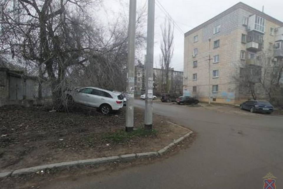 Иномарка врезалась в бетонный блок и дерево в Волгограде