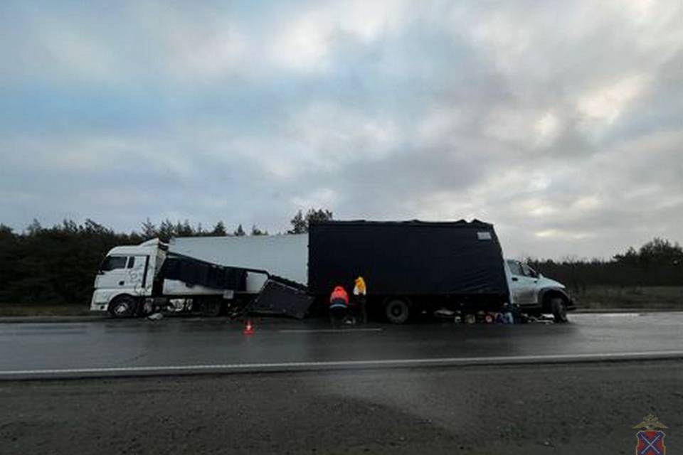 ДТП на трассе «Каспий» под Волгоградом: фургон столкнулся с «Ситрак»