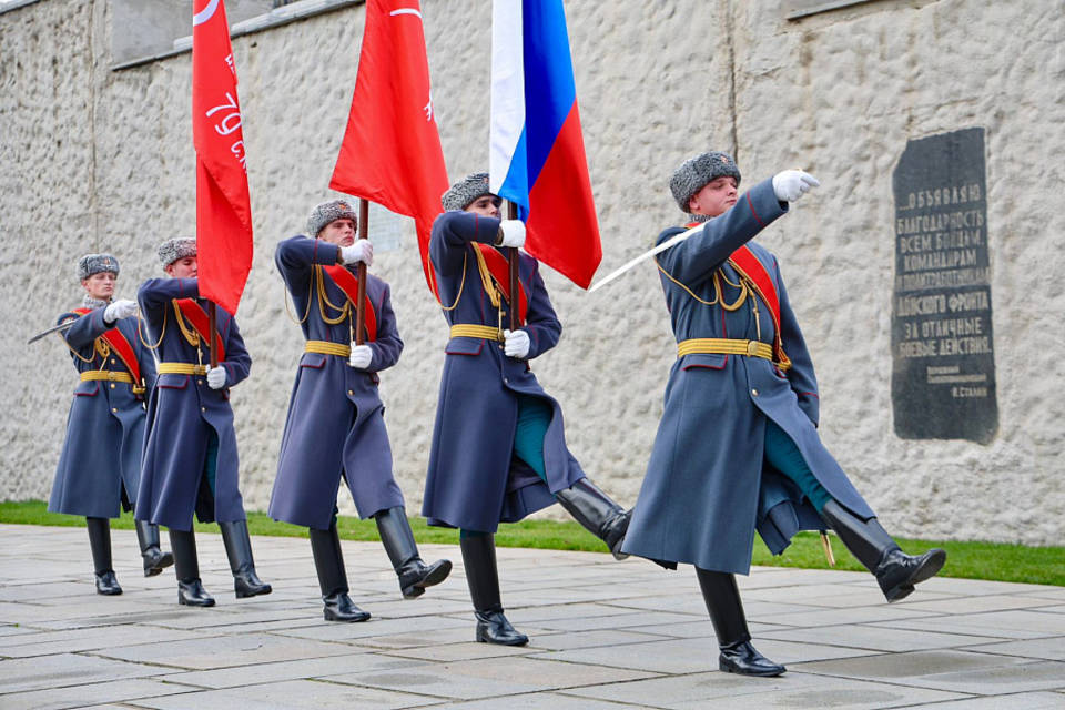 Копию Знамени Победы подняли в Волгограде на Мамаевом кургане