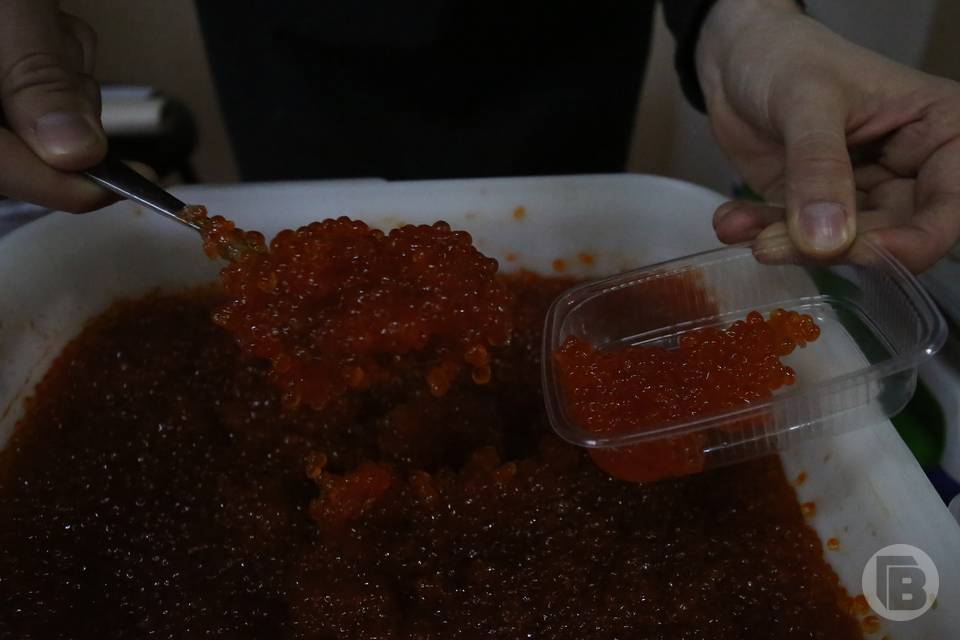 Волгоградцев предупреждают об опасностях при покупке красной икры с рук