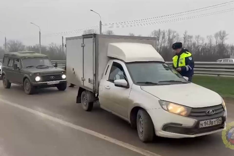 На посту ДПС под Волгоградом прошли массовые проверки водителей