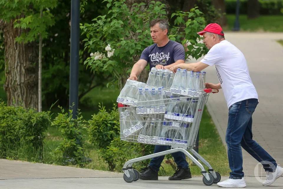 Доктор Мясников назвал мифом необходимость выпивать по 2 литра воды в день