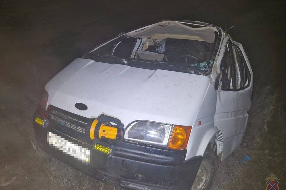 Грузовой фургон перевернулся под Волгоградом