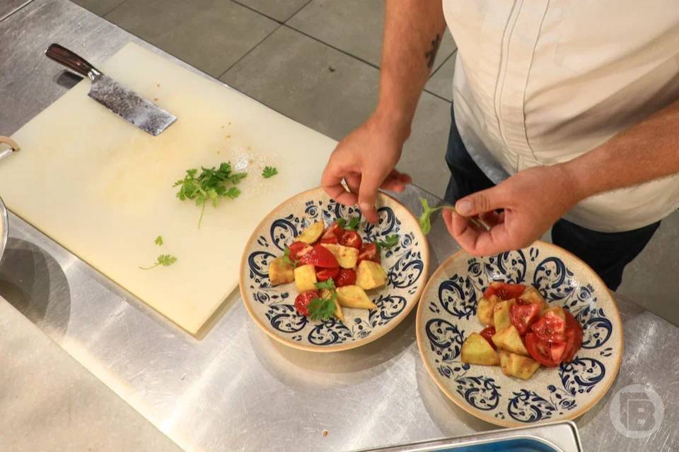 Как выбрать безопасные продукты для новогодних салатов, посоветовали волгоградцам