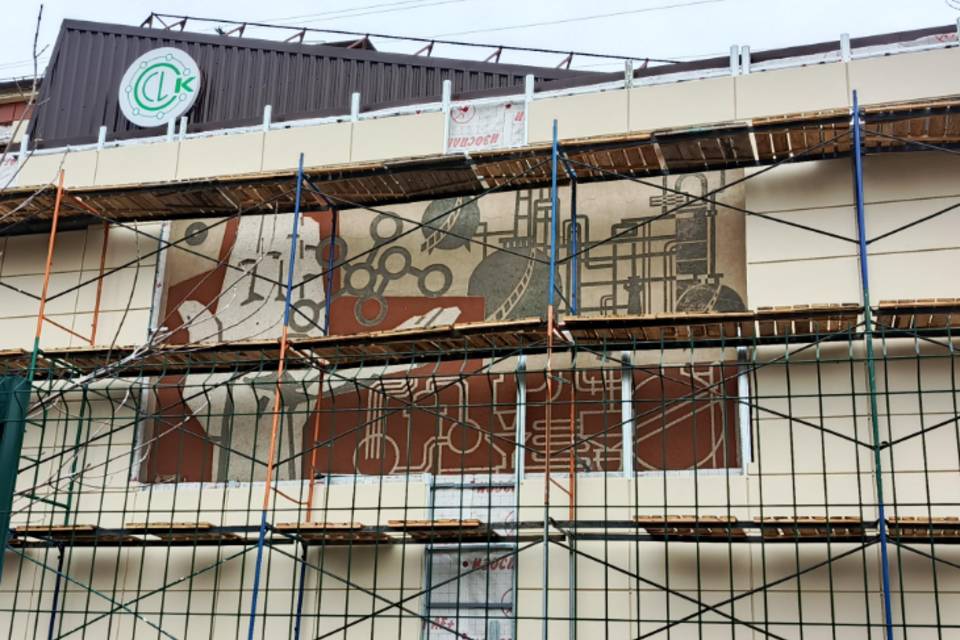 Строители сохранили уникальное сграффито на фасаде волгоградского колледжа