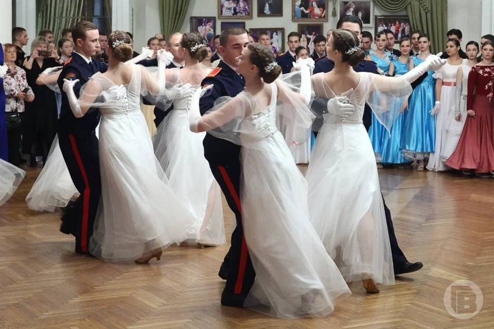 Волгоградские школьники станцевали на Кремлевском кадетском балу