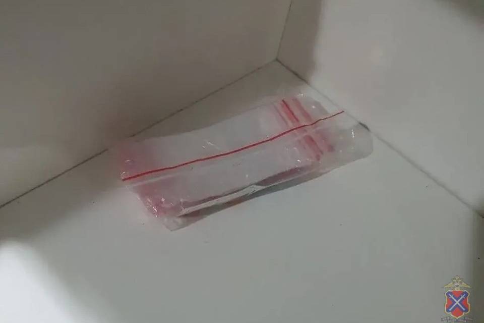 В Волжском с поличным поймали двух наркозакладчиков - мужчину и девушку