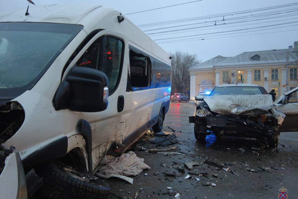 Момент ДТП с 8 пострадавшими в Волгограде попал на видео