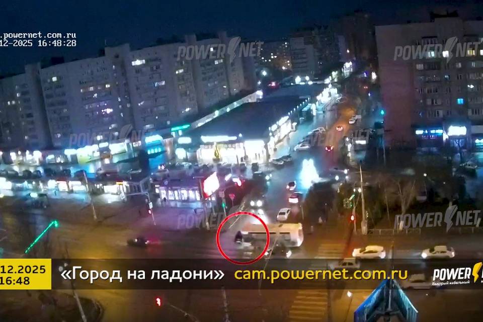 На севере Волгограда легковушка влетела под автобус