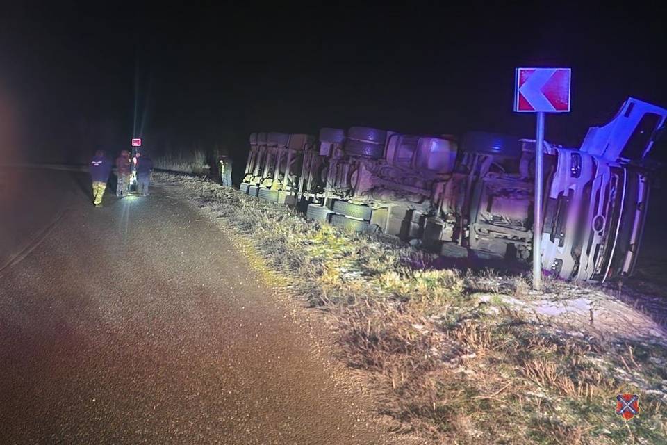 Под Волгоградом водитель «Мерседеса» с полуприцепом погиб в ДТП