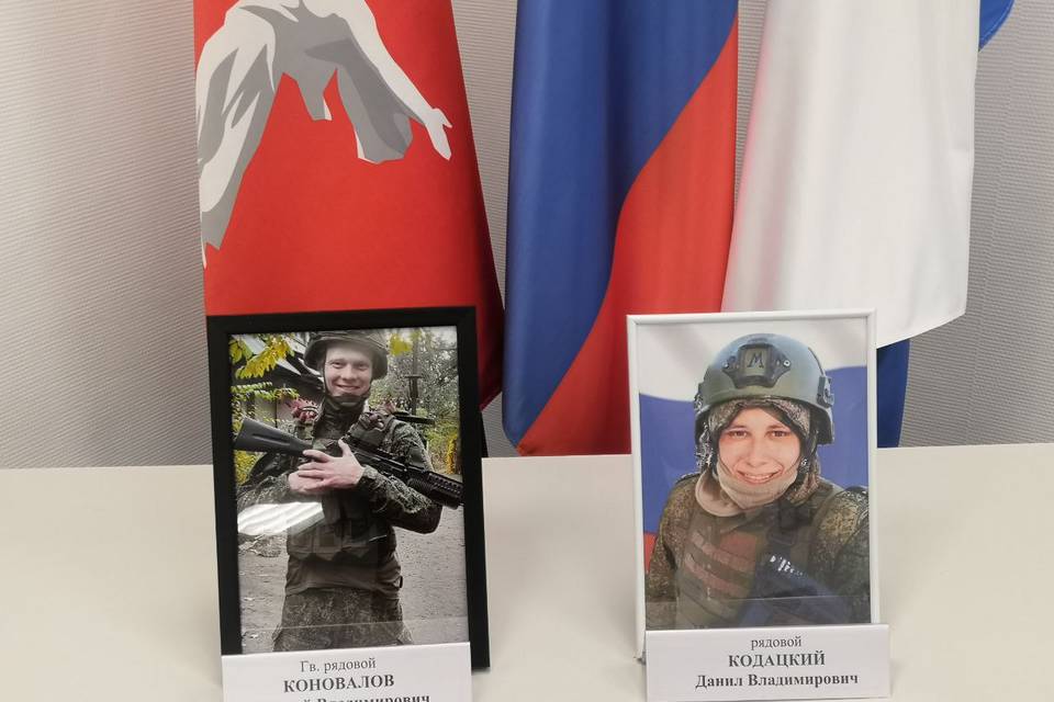 Двух бойцов СВО посмертно наградили в Камышине