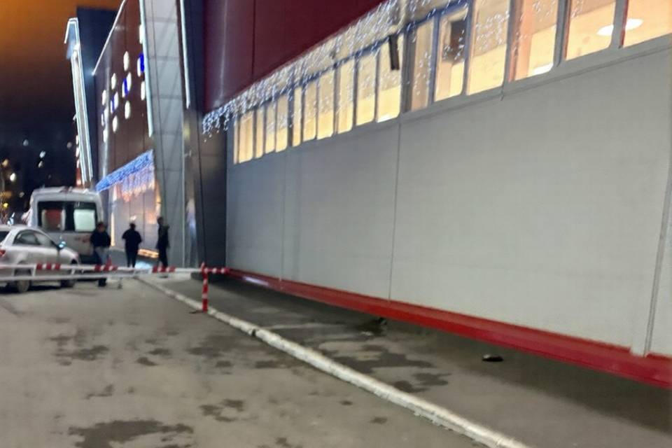 Женщина умерла на глазах у прохожих у ТЦ "Идея" в Волжском