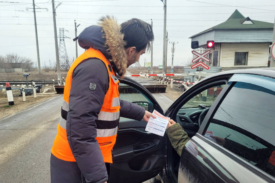 Волгоградским водителям напомнили правила пересечения железнодорожных переездов