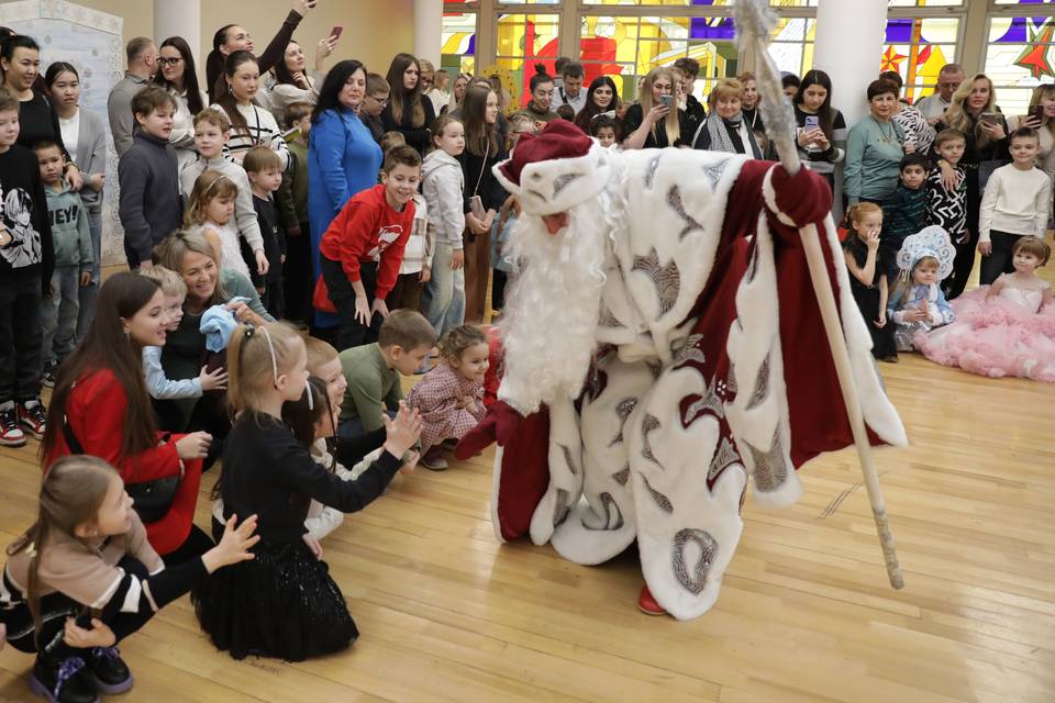 350 юных волгоградцев пришли на "депутатскую елку"