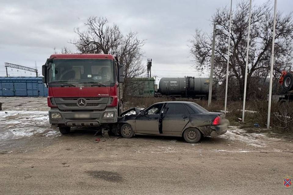 Волгоградец врезался в две фуры и скрылся
