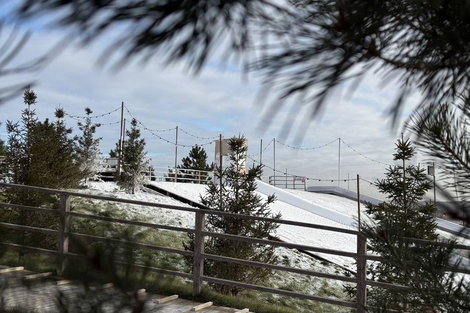 В ЦПКиО Волгограда лежит 15-сантиметровый слой снега