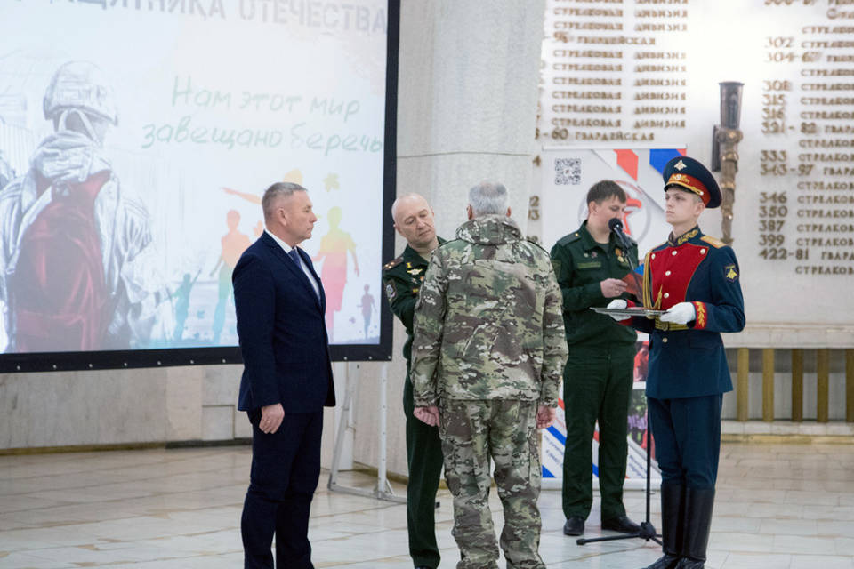 В Волгограде бойцов наградили медалями за храбрость и отвагу