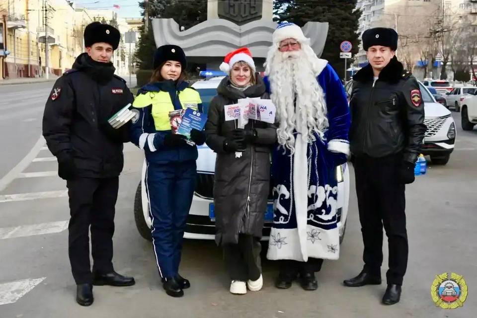 Полицейский Дед Мороз патрулирует улицы Волгограда