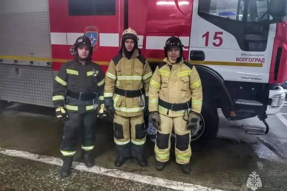 Двух мужчин эвакуировали из загоревшейся квартиры в Волгограде