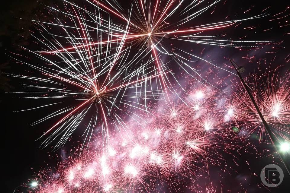 Волгоградцы, наплевав на запрет, пускают мощные салюты