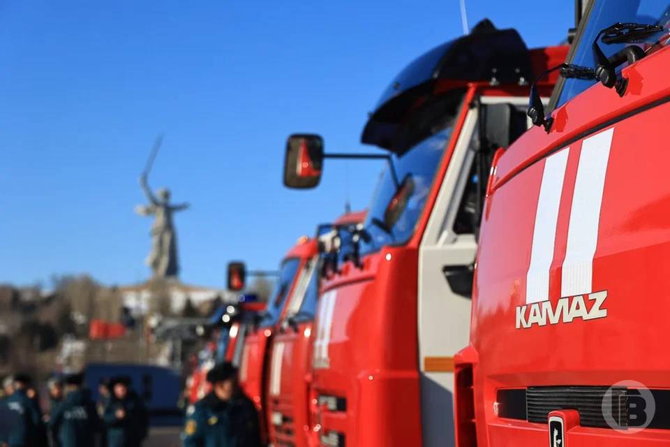 В Волгограде в ночь загорелся дом