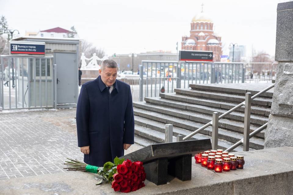 Бочаров возложил цветы у вокзала: Волгоград вспомнил жертв терактов 2013 года