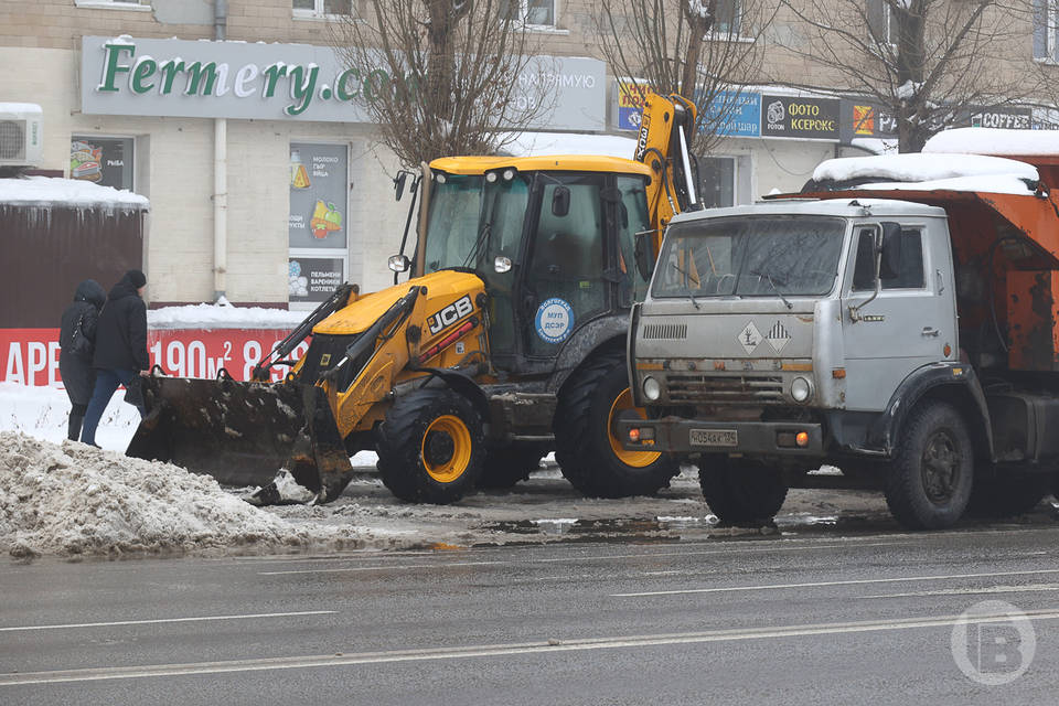 1000 тонн песко-соляной смеси нанесли на дороги Волгограда