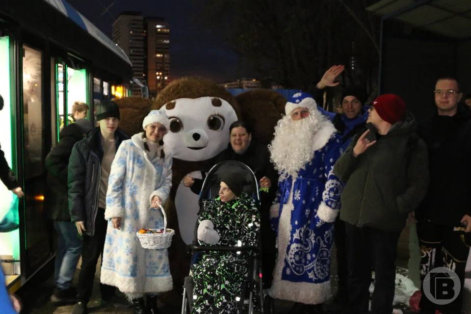 Дед Мороз, Снегурочка и Чебурашка поздравили волгоградцев в трамвае
