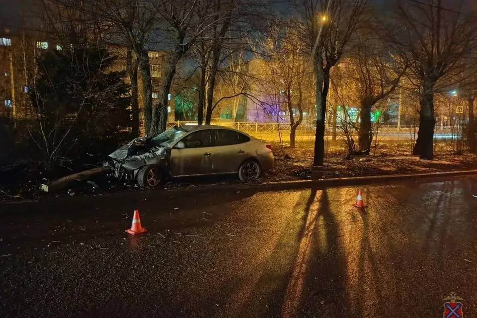 В Волжском пьяный водитель на иномарке влетел в столб